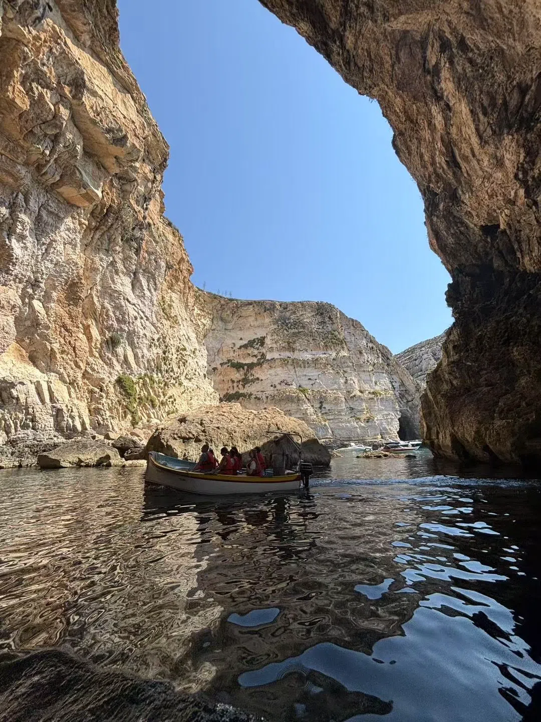 Battere la fila delle barche della Blue Grotto da St Julian's