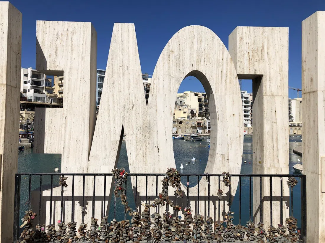 Spinola-Bay-Promenade und Love Monument, St. Julian's